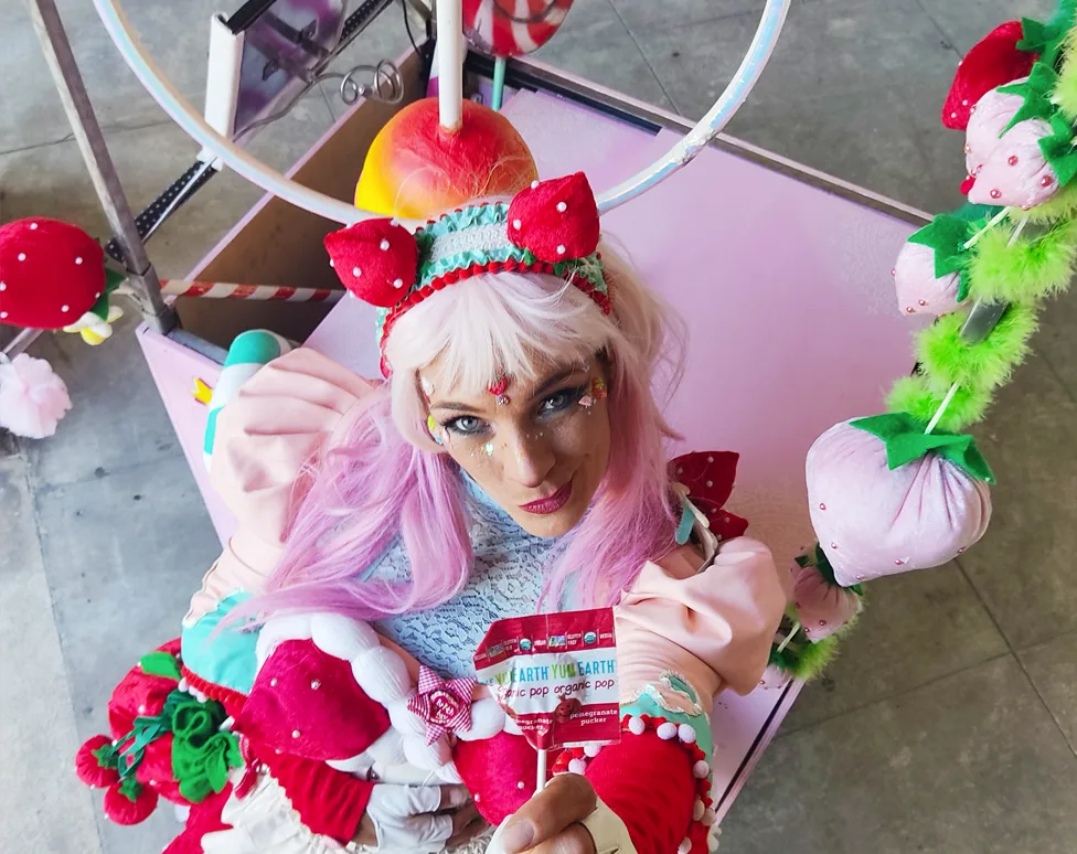 Danseuse costumée sur le thème des bonbons lors d’un spectacle de rue pour enfant – Animation colorée et festive